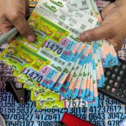 Venta de loterías y chances en el centro de Medellín. FOTO: ARCHIVO – CAMILO SUÁREZ