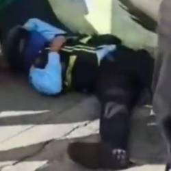 Varias personas socorrieron al agente de tránsito. FOTO: CAPTURA DE VIDEO ITAGÜÍ HOY