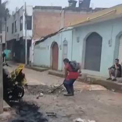 Ciudadanos limpiando las calles después de los bloqueos y la quema de llantas. FOTO: CAPTURA DE VIDEO