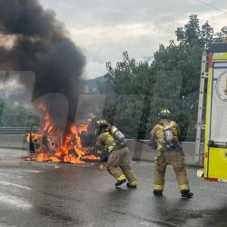 Los Bomberos de Medellín atendieron la emergencia. FOTO: CORTESÍA