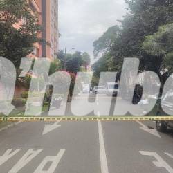 En el lugar de los hechos quedó parqueada la moto en que se movilizaban los presuntos ladrones. /FOTO: ANDRÉS GARCÍA