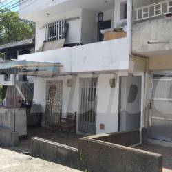 En primer piso de esta vivienda (blanca) ocurrió la riña en la que resultó herido Marco Aurelio Restrepo Restrepo. FOTO: GUILLERMO LEÓN OSPINA MUÑOZ