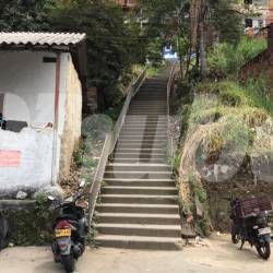 En estas escaleras ocurrió el tiroteo entre militares y presuntos integrantes de un grupo delincuencial en Altavista. FOTO: LAURA ROSA JIMÉNEZ VALENCIA