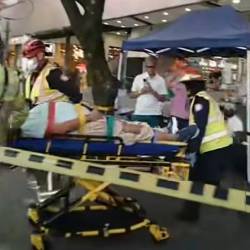 Traslado de la víctima a centro asistencial. FOTO: CAPTURA DE VIDEO FACEBOOK PRENSA PAISA