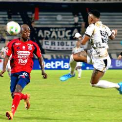 Los juveniles del DIM trataron de hacer un buen trabajo para respaldar a los titulares, como lo hizo Luis Piedrahita (izq.) en defensa. FOTO: RED SOCIAL X @Llaneros.