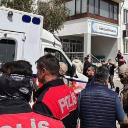 Al escuchar los impactos, familiares de los estudiantes acudieron a la institución a preguntar por los suyos. FOTO: CNN