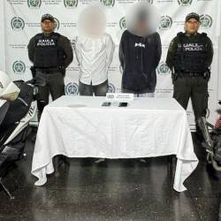Los dos jóvenes que fueron capturados por el Gaula. FOTO: POLICÍA METROPOLITANA DEL VALLE DE ABURRÁ