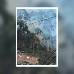 Un incendio fue provocado, según el alcalde, por manos criminales en los desalojos en Manrique. FOTO: CORTESÍA - H13 NOTICIAS