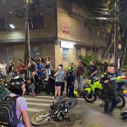 Uno de los presuntos ladrones murió en vía pública junto a la moto en que se movilizaba. FOTO: CORTESÍA