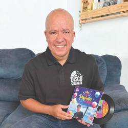 La canción se reproduce al sacar el disco hasta la mitad y el elemento se puede cargar de nuevo con un cable de celular. La caja también es personalizada a elección del cliente. FOTO: JAIDER ESCOBAR