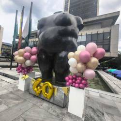 Así decoraron el pedestal del Torso de mujer o La Gorda del parque Berrío para celebrarle sus primeros 40 años. FOTO: CORTESÍA BANREP