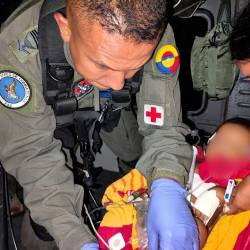 El menor era atendido mientras volaban en helicóptero hacia Carepa, Urabá antioqueño. FOTO: CORTESÍA FUERZA AEROESPACIAL COLOMBIANA