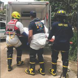 El cuerpo encontrado en el afluente fue recuperado por Bomberos Medellín y entregado a la autoridad judicial. FOTO: ARCHIVO - LAURA ROSA JIMÉNEZ VALENCIA