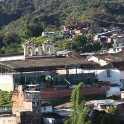 Los uniformados fueron asesinados en el parque principal de Anorí. FOTO: CORTESÍA FUNDACIÓN JULIO C. HERNÁNDEZ