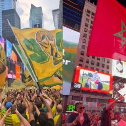 Brasileños y marroquíes armaron tremenda fiesta en Times Square, Estados Unidos, previo a su debut en el Mundial. FOTO: @JONATHANCRANE5 Y REDES SOCIALES
