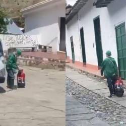 Adulto se paseó por las calles con un cilindro del Eln. FOTO: COLOMBIAOSCURA Y REDES