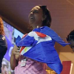 Ana Cándida Évora (centro), madre del portero de Cabo Verde, sigue el partido desde las tribunas apoyando a su hijo. FOTO: GETTY IMAGES
