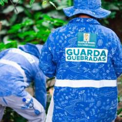 Los guardaquebradas ayudan a limpiar el río, y realizan actividades pedagógicas y de concientización. FOTO: ALCALDÍA DE MEDELLÍN 