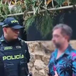 Momento en que uniformados del Grupo de Protección a la Infancia y Adolescencia de la Policía Metropolitana capturaron al estadounidense. /FOTO: POLICÍA METROPOLITANA