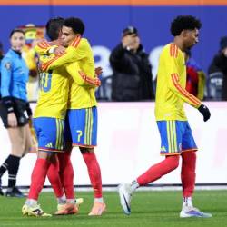 James Rodríguez (izq.), Luis Díaz (mitad) y Johan Mojica (der.). FOTO: GETTY