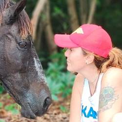 Aunque el plan era adoptar solamente una yegua, decidieron darle la oportunidad también a Orión, un macho con historial de maltrato. FOTO: CORTESÍA