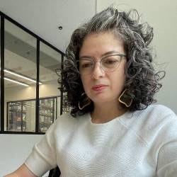 Mabel Restrepo fue la mejor bachiller de su generación, en Barbosa; ahora como profesional también la saca del estadio. FOTO: JAIDER ESCOBAR