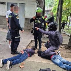 Momento de la captura de los presuntos delincuentes. FOTO: POLICÍA 