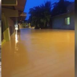 Inundación en el soterrado de Parques del Río (izq.) y la inundación en el área urbana de Zaragoza, Bajo Cauca antioqueño (der.). FOTOS: REDES