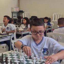 Los niños aprenden y se divierten jugando ajedrez. FOTO: FUNDACIÓN A LA RUEDA RUEDA 