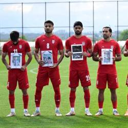 Los jugadores de Irán salieron a la cancha y posaron con fotos de niños asesinados en los bombardeos por Estados Unidos. FOTO: GETTY IMAGES