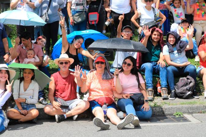Obviamente los que querían un mejor puesto llegaron desde temprano con todos los artículos para protegerse del sol.
