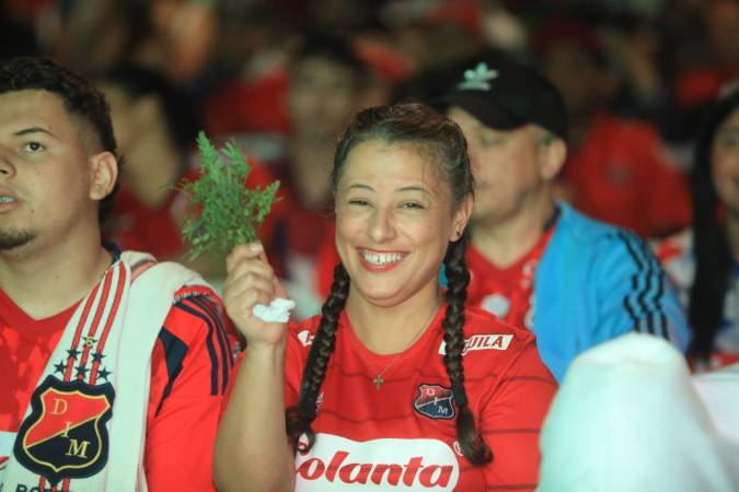 Hinchas del Deportivo Independiente Medellín en los alrededores del estadio ven la final de ida entre Santa Fe y el DIM que termino 0-0. / FOTO: ESNEYDER GUTIÉRREZ