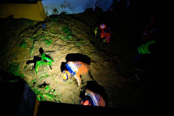 EN IMÁGENES: Confirman la muerte de cinco personas por un deslizamiento en Sabaneta