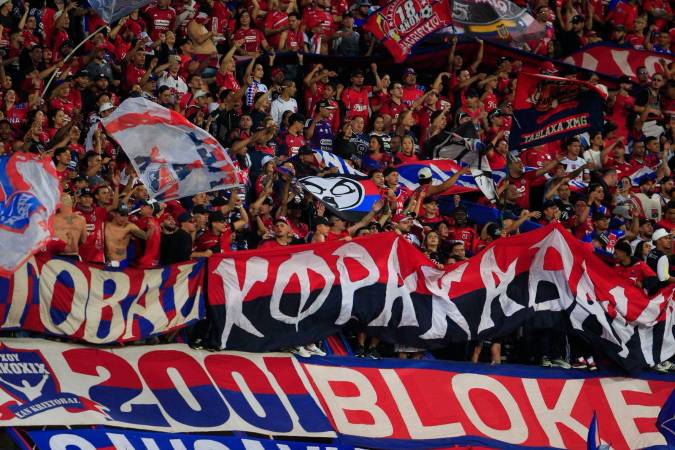 La hinchada Roja alentó con toda la energía, incluso con juego de humo. FOTO: CAMILO SUÁREZ