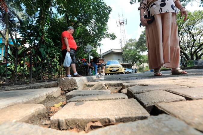 Estos son algunos de los huecos de la plazoleta principal. /FOTO: ESNEYDER GUTIÉRREZ.