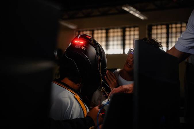 Así se ve el casco ideado por estudiantes de Manrique. FOTO: ALCALDÍA DE MEDELLÍN