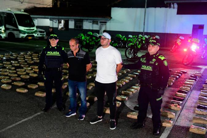 Los dos capturados en La América con más de 300 kilos de marihuana. /FOTO: POLICÍA NACIONAL