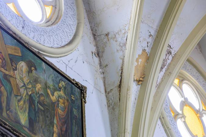 Daños en los cuadros de la iglesia de Manrique por lluvias y deterioro. FOTO: ANDRÉS CAMILO SUÁREZ