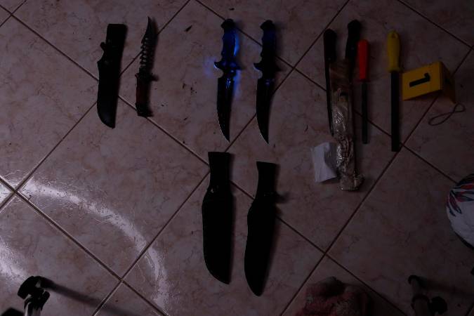 Durante los allanamientos incautaron dos armas cortopunzantes. /FOTO: POLICÍA NACIONAL
