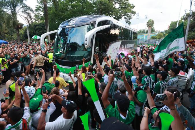 La afición de Atlético Nacional recibe a su equipo en el día del Hincha Verde. / FOTO: MANUEL SALDARRIAGA