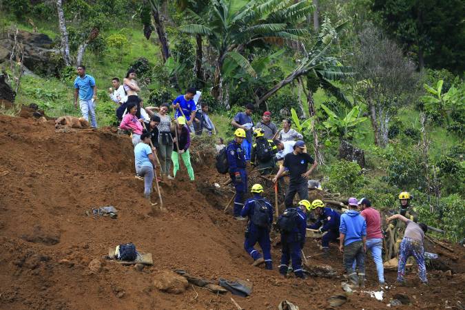 Comunidad y organismos de socorro trabajan para ubicar a los desaparecidos. /FOTO: CAMILO SUÁREZ
