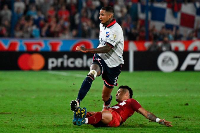 Juan Izquierdo, de blanco, milita en Nacional de Uruguay. FOTO: AFP. 