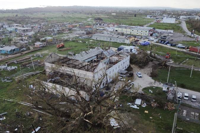 Tras el paso devastador del huracán Melissa (categoría 5) por Jamaica el 28 de octubre de 2025, las cifras oficiales y de organismos internacionales registraron el siguiente impacto: al menos 45 personas fallecidas confirmadas por las autoridades jamaicanas; 15 personas desaparecidas; alrededor de 30.000 familias desplazadas y más de 1100 a 1500 personas albergadas en refugios de emergencia. FOTO: AFP
