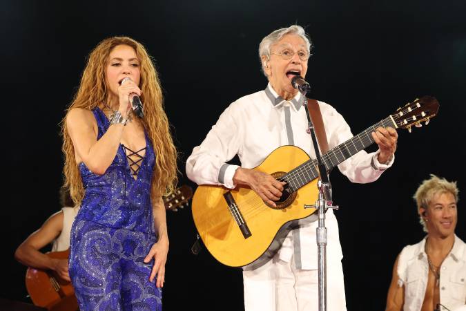 Shakira junto a Caetano Veloso. FOTO: KEVIN MAZUR
