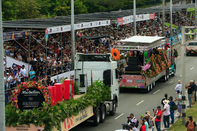 Hubo 80 carros publicitarios, entre carrozas, planchones y motos, además de una zona de palcos para ver el recorrido con mayor comodidad.