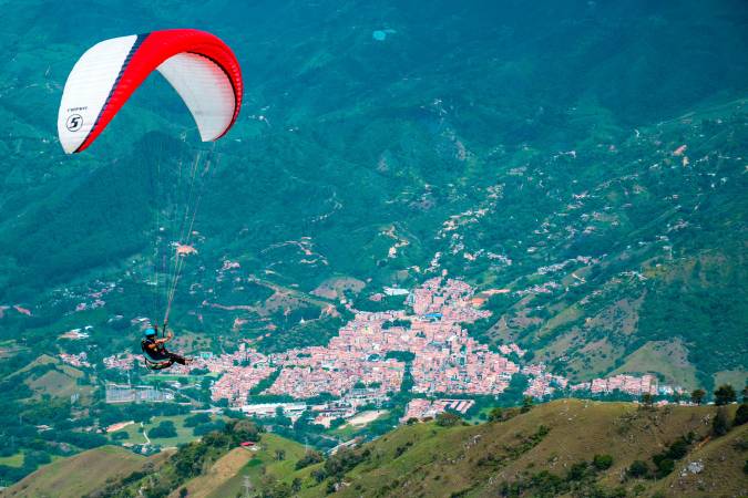 El parapente se convirtió en una de las actividades preferidas de los barboseños y visitantes. Anímese y aprecie estos bellos paisajes. /FOTO: RICARDO CANO