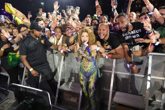 Shakira y sus fans. FOTO: KEVIN MAZUR