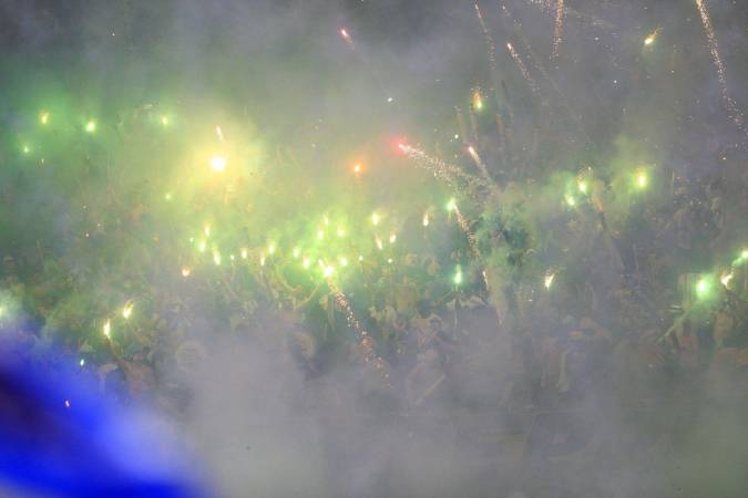 El uso de pirotecnia nubló completamente el estadio, lo que provocó que el inicio del juego se retrasara varios minutos. FOTO: CAMILO SUÁREZ