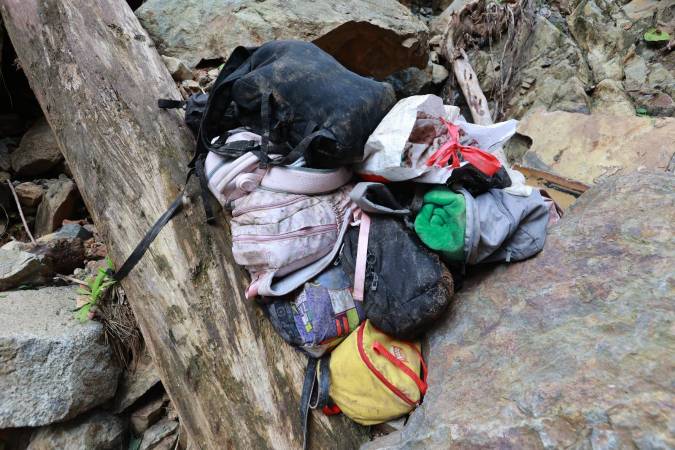 Las pertenencias de las víctimas quedaron regadas en el lugar de la tragedia. FOTO: MANUEL SALDARRIAGA QUINTERO