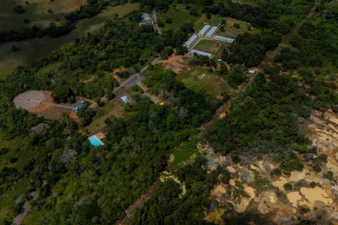 A la izquierda, donde están las piscinas, es el batallón. A la derecha se veía cómo la actividad minera ilegal ya tocaba predios del Ejército. FOTO: TOMADA DE THE NEW YORK TIMES